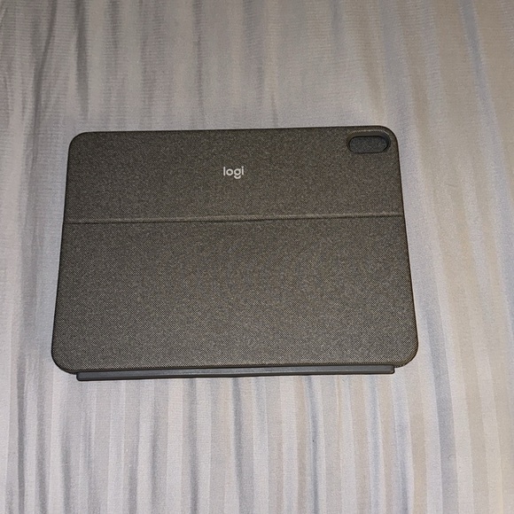 LOGI-Tech Combo Touch Keyboard Case for IPad 10.9, detachable Backlit Keyboard - Picture 2 of 5